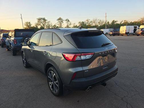 Carbonized Gray Metallic 2022 Ford Escape SE