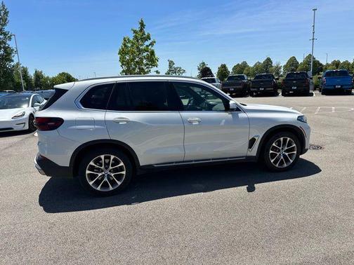 White Metallic 2024 BMW X5 xDrive40i