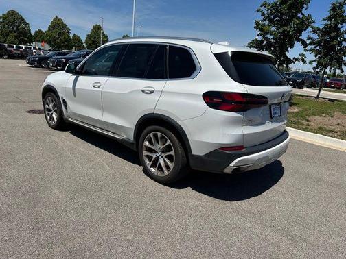 White Metallic 2024 BMW X5 xDrive40i