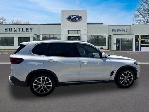 White Metallic 2024 BMW X5 xDrive40i