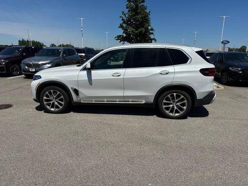 White Metallic 2024 BMW X5 xDrive40i