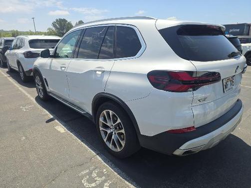 White Metallic 2024 BMW X5 xDrive40i