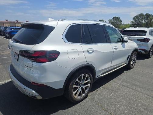 White Metallic 2024 BMW X5 xDrive40i