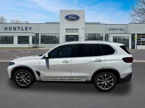 White Metallic 2024 BMW X5 xDrive40i