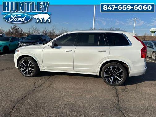 2022 Volvo XC90 T6 Momentum