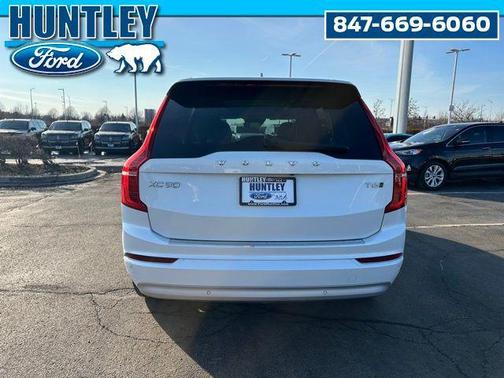 2022 Volvo XC90 T6 Momentum