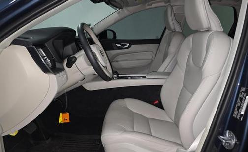 2024 Volvo XC60 Recharge Plug-In Hybrid T8 Core Dark Theme