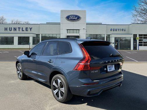 2024 Volvo XC60 Recharge Plug-In Hybrid T8 Core Dark Theme