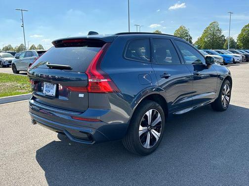 2024 Volvo XC60 Recharge Plug-In Hybrid T8 Core Dark Theme