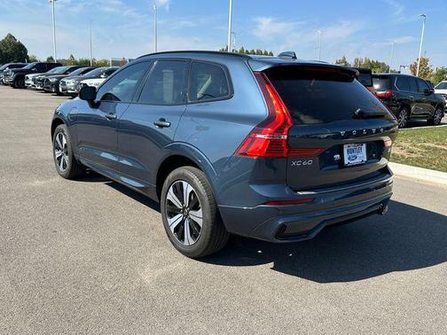 2024 Volvo XC60 Recharge Plug-In Hybrid T8 Core Dark Theme