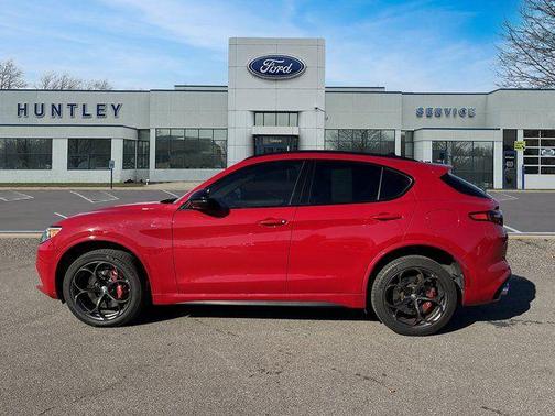 Alfa Rosso 2022 Alfa Romeo Stelvio Quadrifoglio