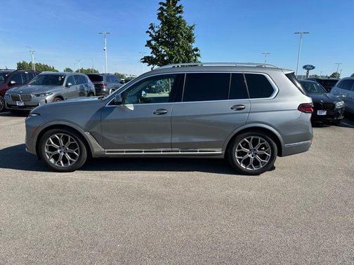 Gray Metallic 2024 BMW X7 xDrive40i