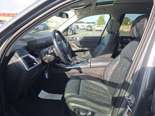 Gray Metallic 2024 BMW X7 xDrive40i
