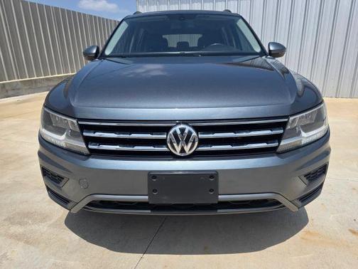 Platinum Gray Metallic 2020 Volkswagen Tiguan 2.0T SE