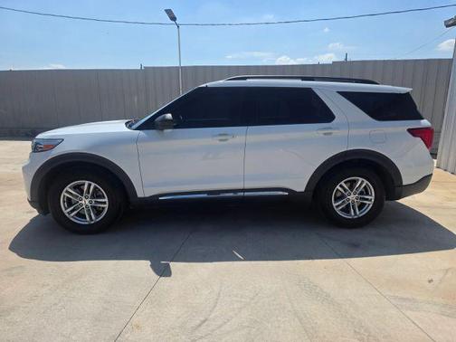 White 2021 Ford Explorer XLT