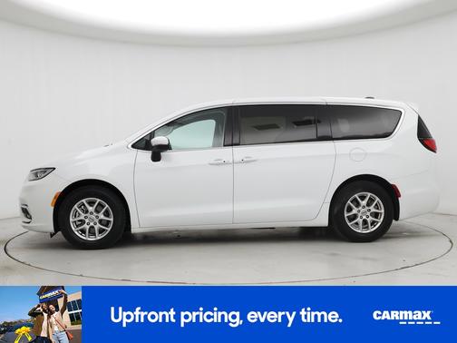 White 2023 Chrysler Pacifica Touring L