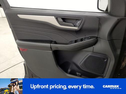 Black 2022 Ford Escape SE