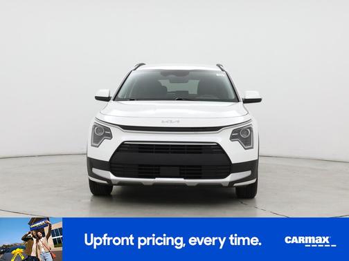 White 2023 Kia Niro EX