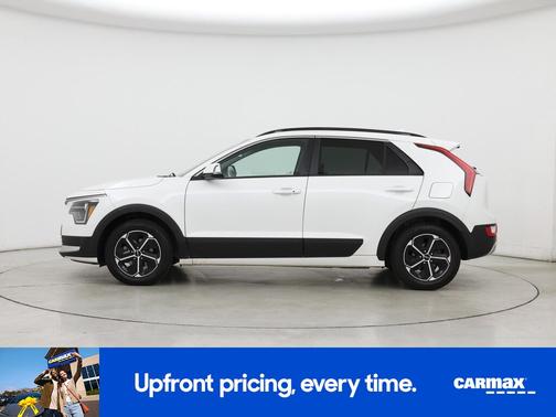 White 2023 Kia Niro EX