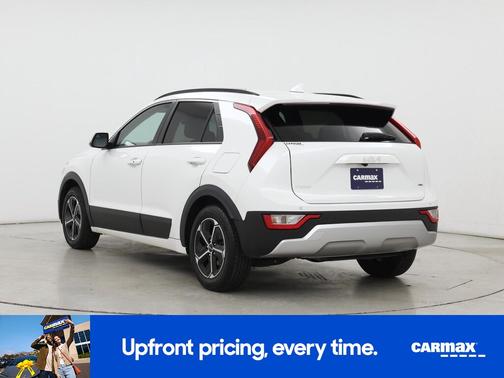White 2023 Kia Niro EX