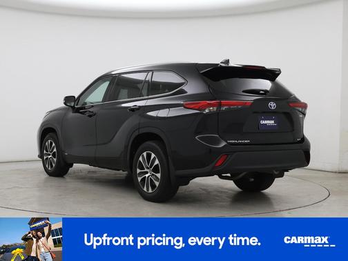 Black 2022 Toyota Highlander Hybrid XLE