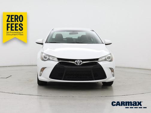 White 2015 Toyota Camry SE