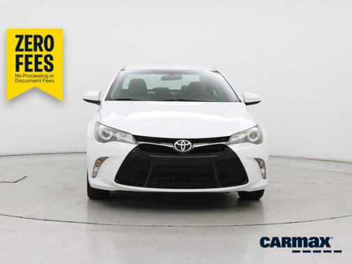 White 2015 Toyota Camry SE
