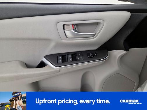 White 2015 Toyota Camry SE