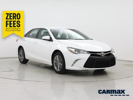 White 2015 Toyota Camry SE