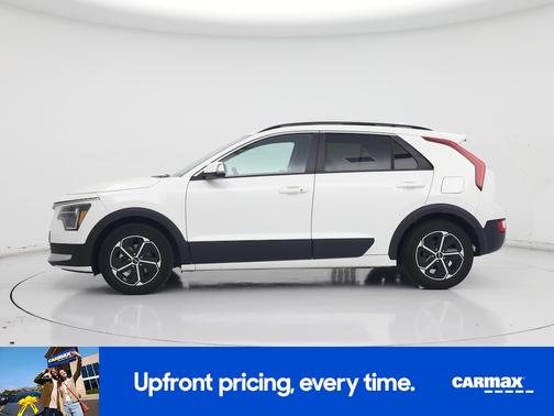 White 2023 Kia Niro EX