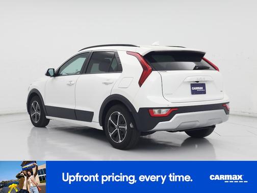 White 2023 Kia Niro EX