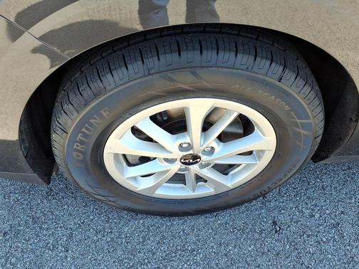 Metal 2024 Kia Carnival LX