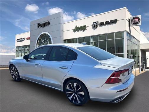Bright Silver Metallic 2022 Volvo S60 B5 Momentum