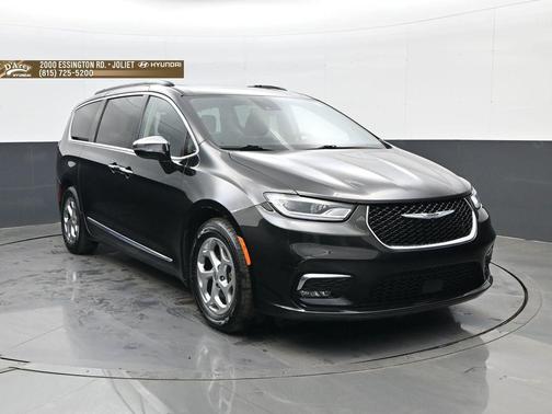 Brilliant Black Crystal Pearlcoat 2023 Chrysler Pacifica Limited