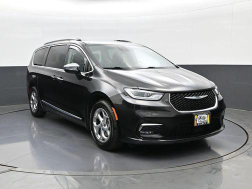 Brilliant Black Crystal Pearlcoat 2023 Chrysler Pacifica Limited
