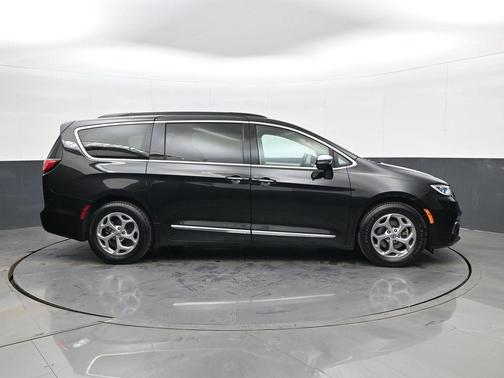 Brilliant Black Crystal Pearlcoat 2023 Chrysler Pacifica Limited