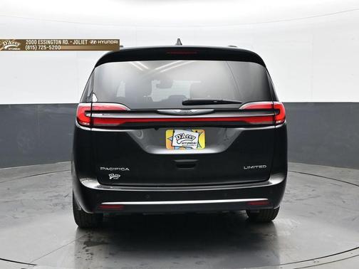 Brilliant Black Crystal Pearlcoat 2023 Chrysler Pacifica Limited
