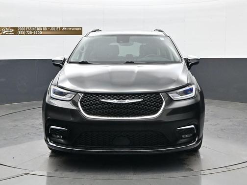 Brilliant Black Crystal Pearlcoat 2023 Chrysler Pacifica Limited