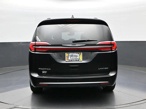 Brilliant Black Crystal Pearlcoat 2023 Chrysler Pacifica Limited