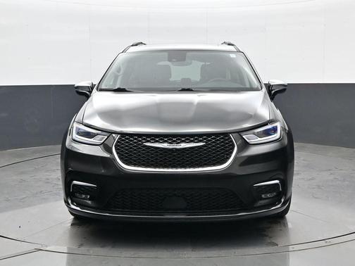 Brilliant Black Crystal Pearlcoat 2023 Chrysler Pacifica Limited