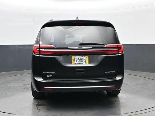 Brilliant Black Crystal Pearlcoat 2023 Chrysler Pacifica Limited