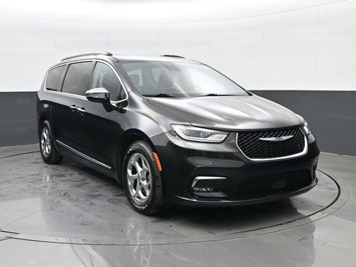 Brilliant Black Crystal Pearlcoat 2023 Chrysler Pacifica Limited