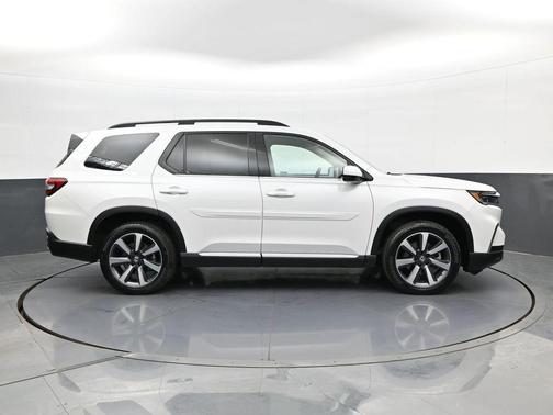 Platinum White Pearl 2024 Honda Pilot Touring 8-Passenger