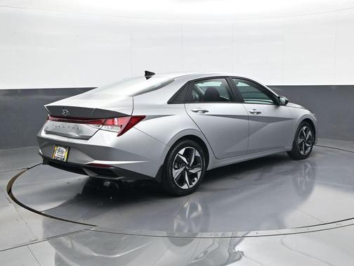 Shimmering Silver Pearl 2023 Hyundai ELANTRA SEL