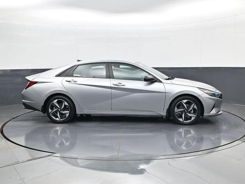 Shimmering Silver Pearl 2023 Hyundai ELANTRA SEL