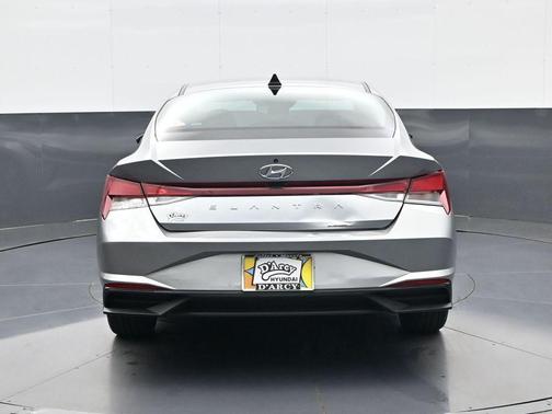 Shimmering Silver Pearl 2023 Hyundai ELANTRA SEL