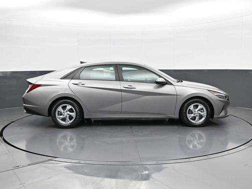 2021 Hyundai ELANTRA SE