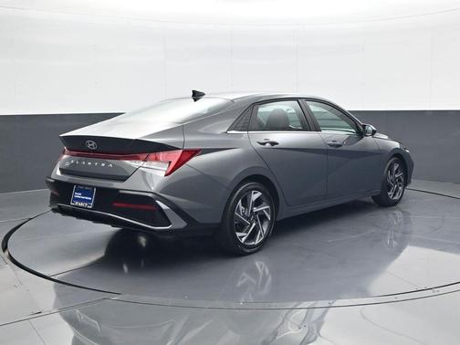 2025 Hyundai ELANTRA SEL