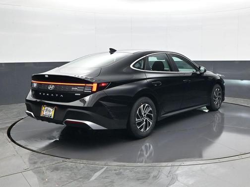 2026 Hyundai SONATA Hybrid Base