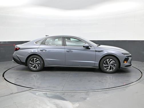 2026 Hyundai SONATA Hybrid Base